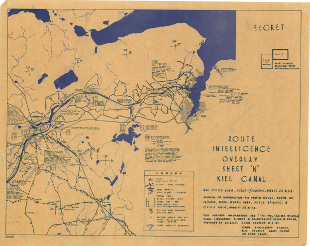 Eine detaillierte Karte der Route des Nord-Ostsee-Kanals mit Intelligence-Overlay-Blatt 'n', die Straßen, Flüsse und geografische Merkmale zeigt, sowie begleitenden Text zur Länge, Breite und Tiefe des Kanals.