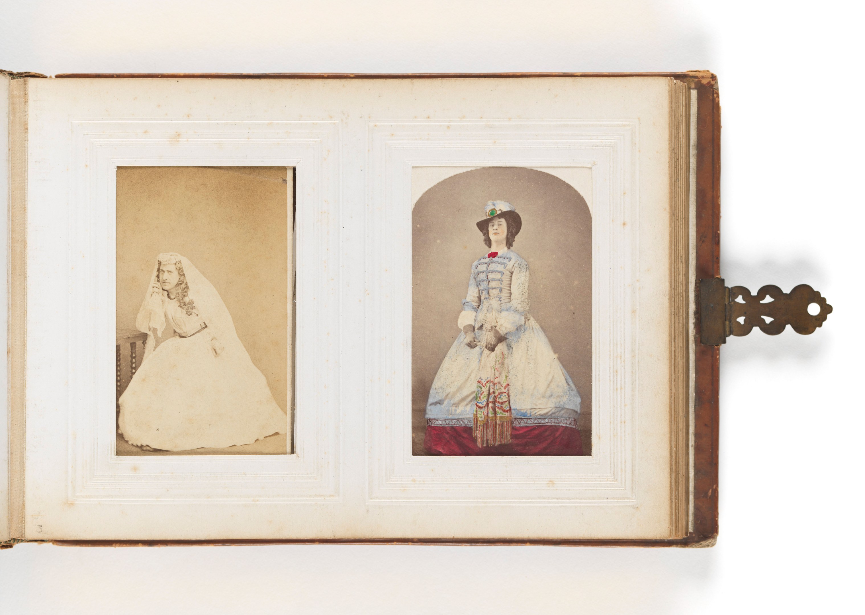 Ein Vintage-Buchumschlag, der eine Braut in einem weißen Kleid mit Schleier und Tiara und einen Bräutigam in einem Anzug zeigt, der einen Strauß hält, beide strahlend während einer Hochzeitszeremonie.