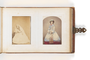 Ein Vintage-Buchumschlag, der eine Braut in einem weißen Kleid mit Schleier und Tiara und einen Bräutigam in einem Anzug zeigt, der einen Strauß hält, beide strahlend während einer Hochzeitszeremonie.