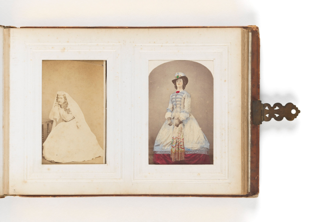 Ein Vintage-Buchumschlag, der eine Braut in einem weißen Kleid mit Schleier und Tiara und einen Bräutigam in einem Anzug zeigt, der einen Strauß hält, beide strahlend während einer Hochzeitszeremonie.