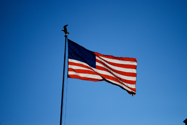 Die Flagge der Vereinigten Staaten wird vor einem klaren Himmel angezeigt.