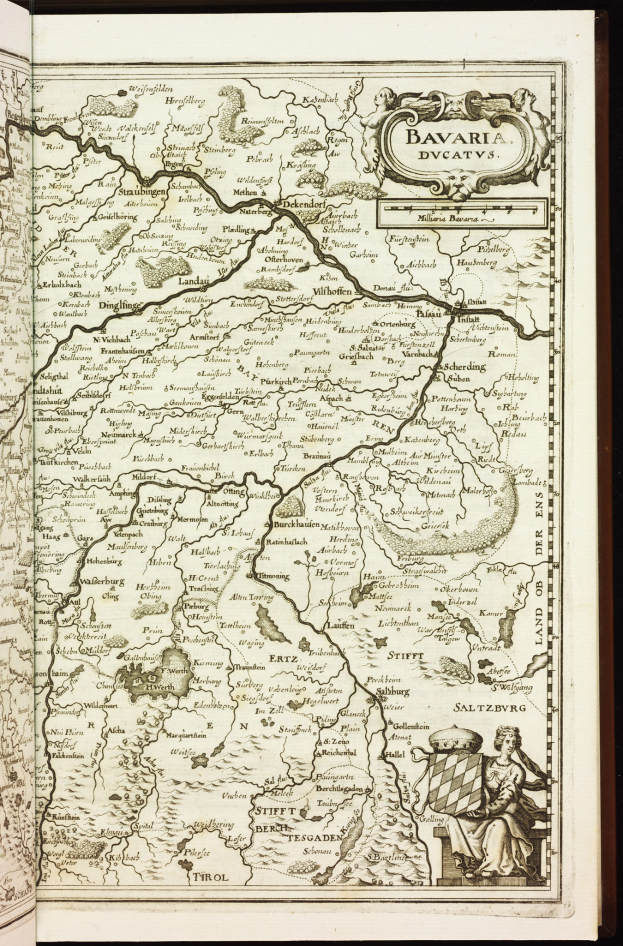 Ein aufgeschlagenes Buch mit einer detaillierten Karte von Bayern, auf der St├Ądte, Ortschaften, Fl├╝sse und andere geographische Merkmale beschriftet sind.