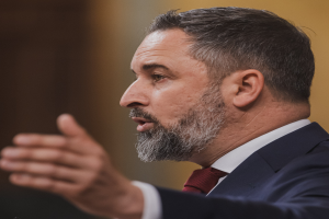 Ein Mann im Anzug und mit Krawatte spricht in ein Mikrofon, wahrscheinlich zur Entscheidung des Obersten Gerichtshofs über das Verbot des russischen Außenministers Sergej Lawrow.