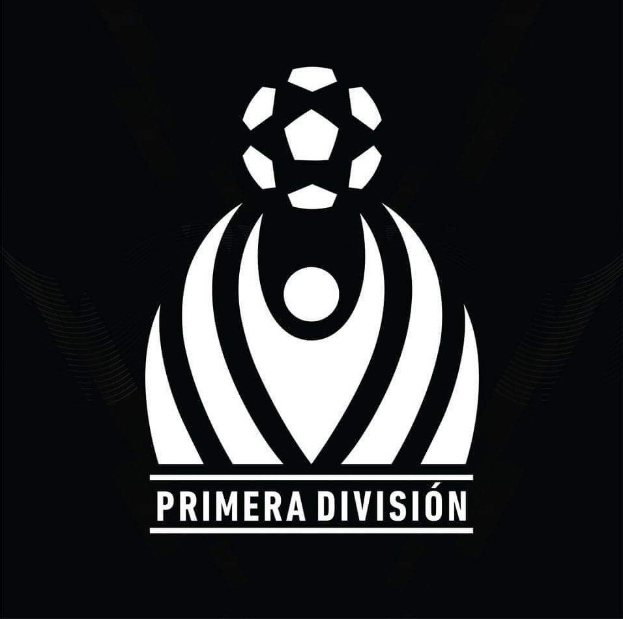 Schwarzes und weißes Primera Division-Logo mit einem Fußball in einem weißen Kreis auf schwarzem Hintergrund, mit 'Primera Division' in fetter weißer Schrift darüber.