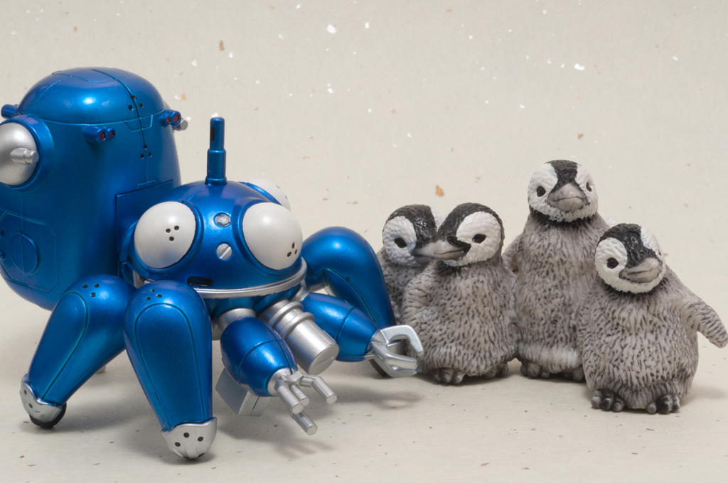 Ein Spielzeug und ein paar Spielzeugpinguine.