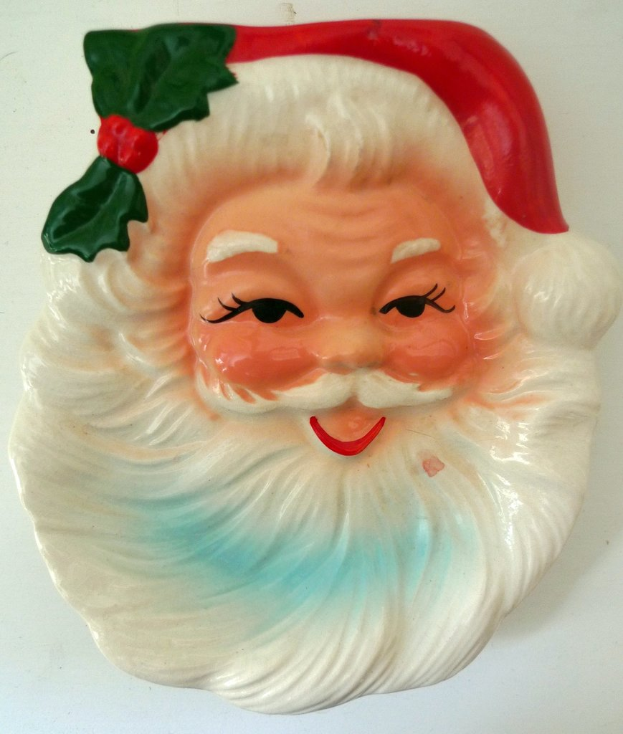 Ein Santa-Claus-Kopf wird auf eine weiße Oberfläche gelegt.