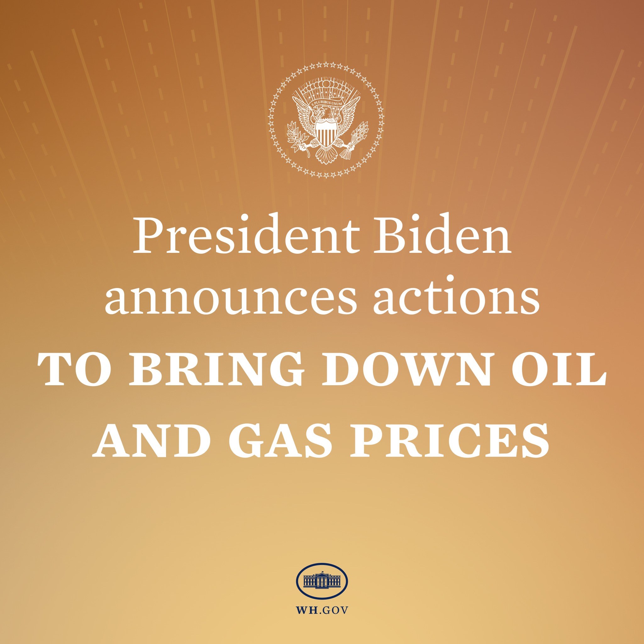 Präsident Biden an einem Rednerpult bei der Ankündigung von Maßnahmen zur Reduzierung von Öl- und Gaspreisen, mit einem Plakat mit Logo und Text dahinter.