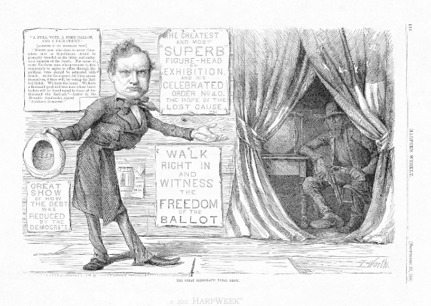 Ein Karikaturmann in Anzug und Hut steht vor einem Vorhang, hält einen Hut und ein Schild in der Hand, mit einer weiteren Person rechts auf einem Stuhl sitzend und Papieren links mit der Aufschrift "The Great Democratic Normal Show".