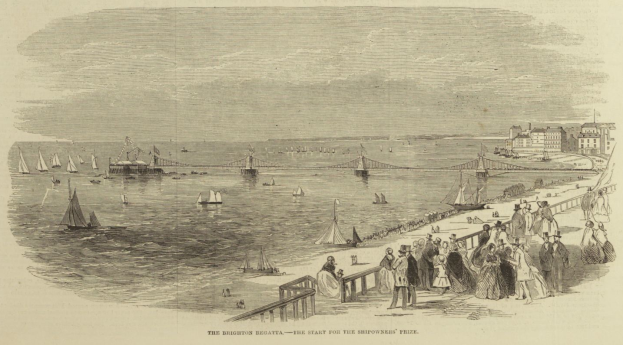 Eine Gruppe von Menschen steht auf einem Strand neben einem Gewässer mit Booten und einer Brücke im Hintergrund, Gebäude auf der rechten Seite und Text unten mit der Aufschrift "The Brighton Regatta - The Start for the Shipowners Prize".