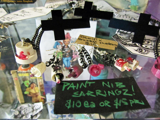 Ein Glastisch mit mehreren Kreuzsymbolen, Papieren und Schlüsselanhängern.