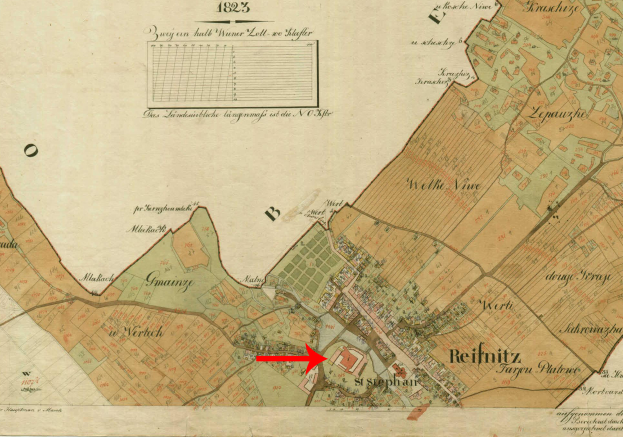 Ein altes Stadtplan von Reifnitz, Deutschland, mit einem roten Pfeil, der auf die Stadt zeigt, und Straßen, Gebäuden, Sehenswürdigkeiten und Texten, die die Einwohnerzahl, Sehenswürdigkeiten und Straßen der Stadt beschreiben.
