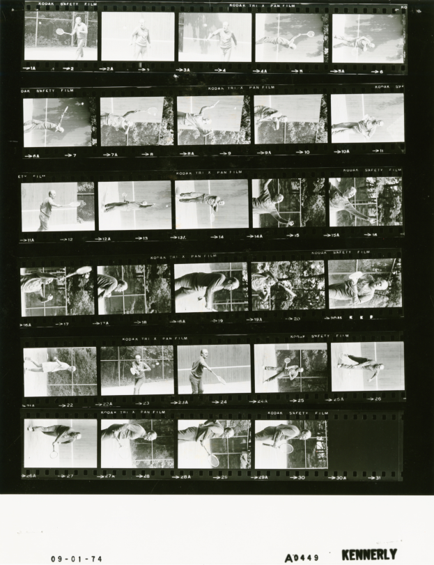 Ein Schwarz-Wei├č-Foto eines Mannes in einem wei├čem Hemd und Shorts, der einen Tennisschl├Ąger h├Ąlt und einen konzentrierten Ausdruck hat, mit einem Filmstreifen im Hintergrund.