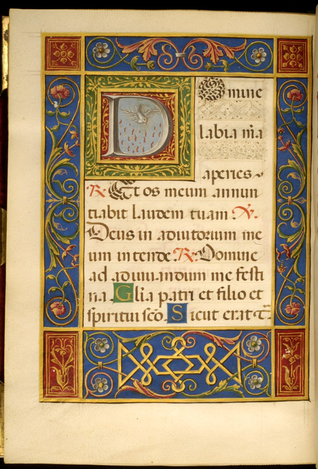 Offenes Buch mit einer illuminierten Handschrift, das einen großen, verzierten Buchstaben 'D' zeigt, der von komplexen Entwürfen und Texten in leuchtenden Farben umgeben ist.