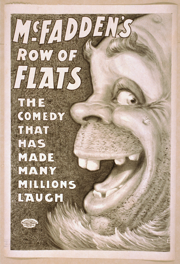 Ein Plakat mit einer Person mit breitem, zahnreichem Grinsen und wilden Haaren, die gegen einen hellgelben Hintergrund lacht, mit der Aufschrift "McFadden's Row of Flats: Die Comedy, die viele Millionen zum Lachen gebracht hat" darunter.