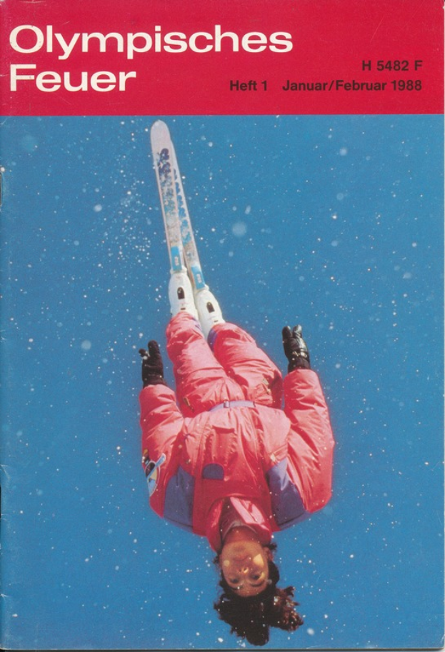 Ein Buchumschlag mit einem Skifahrer in der Luft, der einen Ski-Anzug trägt, mit dem Text "Olympische Spiele Feuer - Heft 1 - Januar/Februar 1988" darauf.