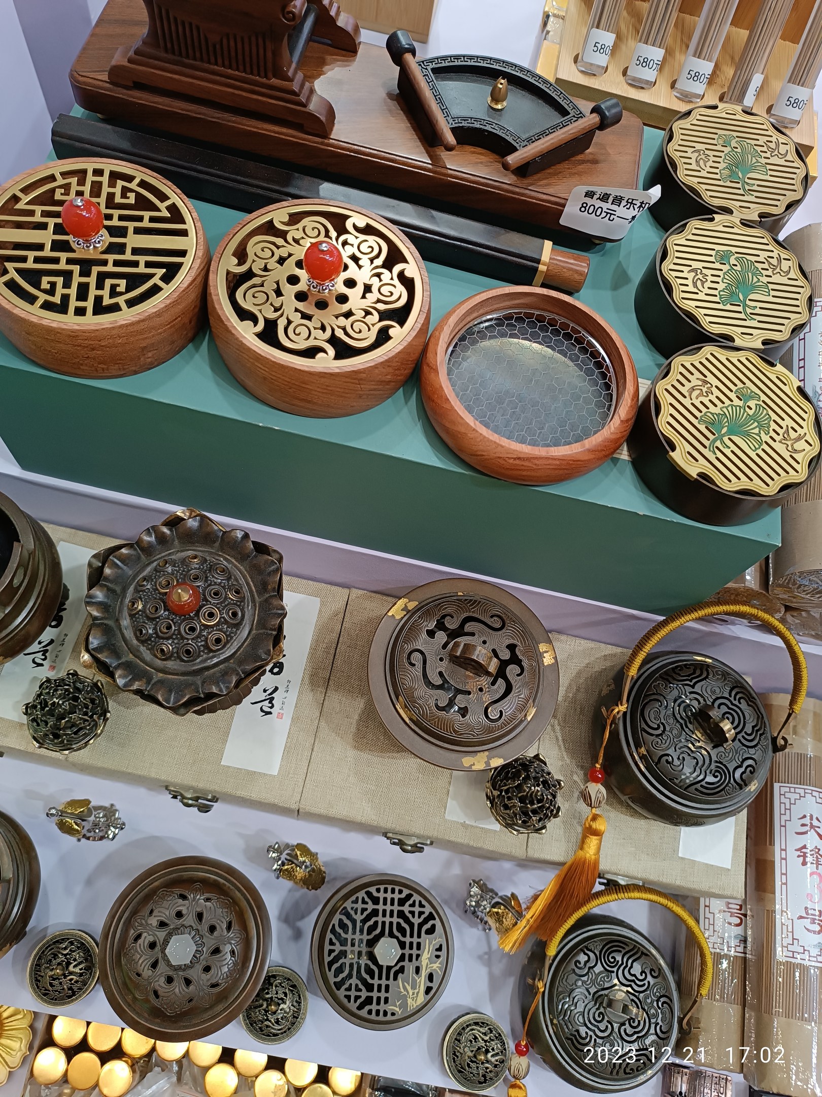 Verschiedene chinesische Räucherstäbchenbrenner, Boxen und Papiere mit Text auf einem Tisch, wahrscheinlich für ein chinesisches Neujahrsfest.