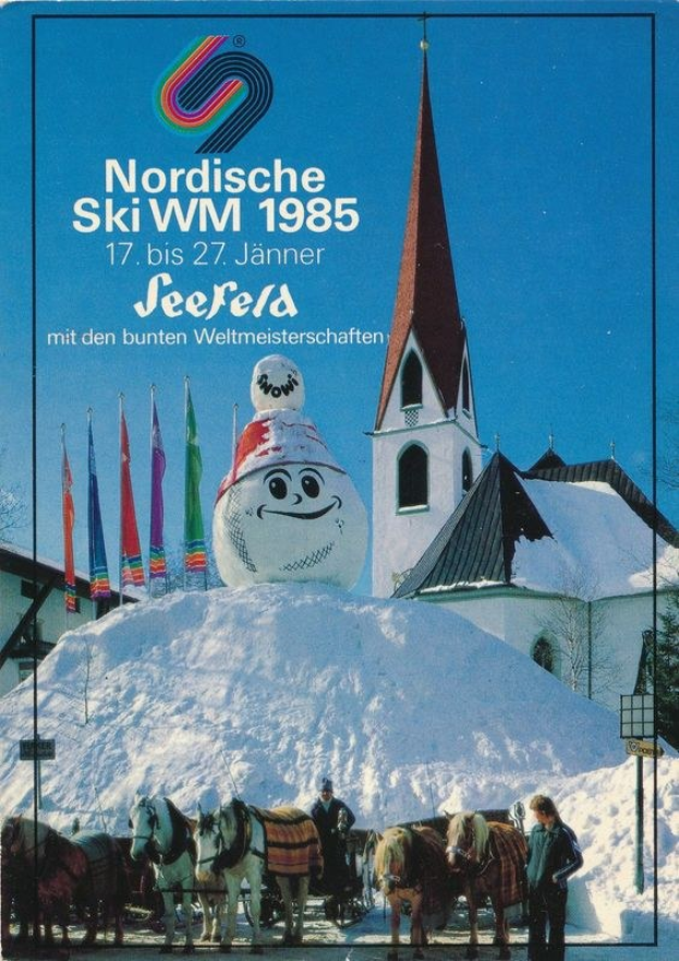 Plakat für die Nordischen Skiweltmeisterschaften 1985 in Seefeld, Schweiz, das eine verschneite Landschaft mit Skifahrern, Pferden, Flaggen, Gebäuden und Bäumen unter einem Himmel zeigt.