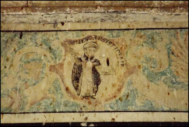 Eine cremefarbene, schwarze und braune Struktur mit einem Gemälde einer Person darauf.