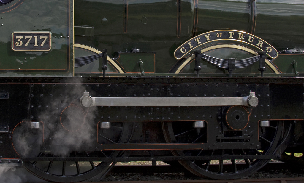 Ein Zug auf einem Gleis.