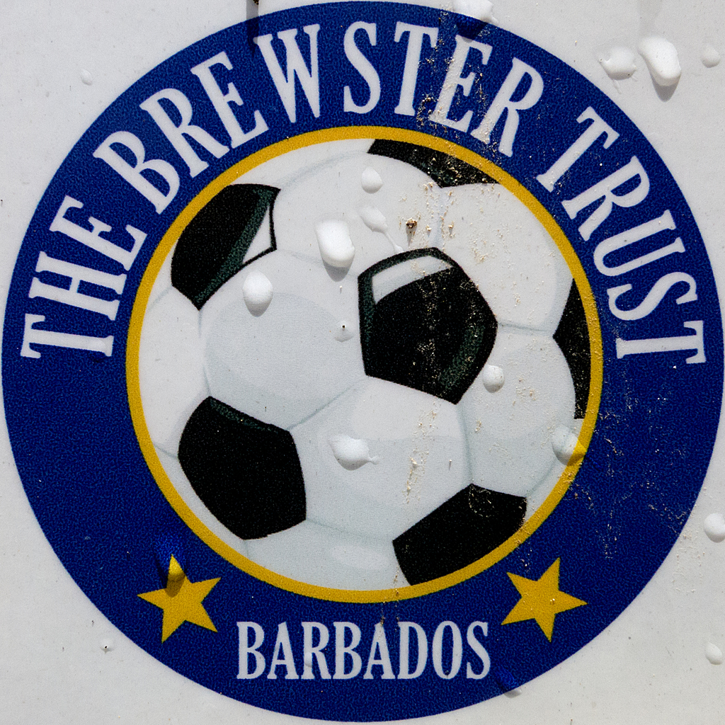 Fußball-Logo mit zwei Sternen und darunterem Text.