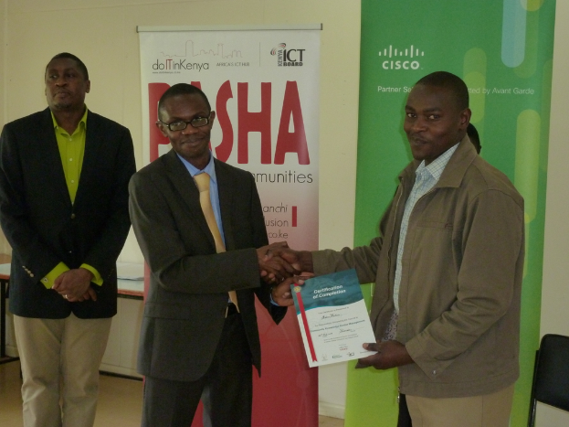 Personen mit Gutscheinen und Schildern, einem Stuhl und einem Blatt Papier im Hintergrund.