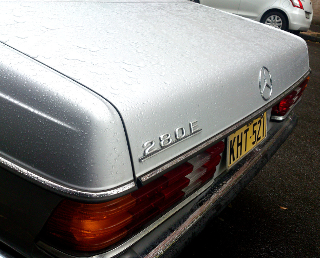 Ein Mercedes-Benz-Fahrzeug fährt auf der Straße neben einem anderen Fahrzeug.