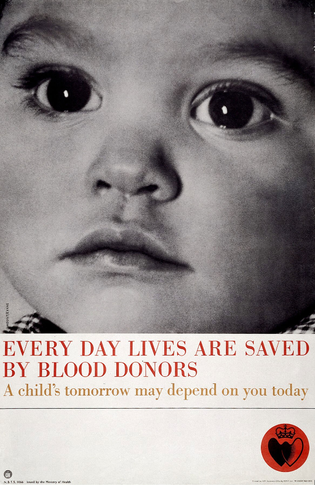 Plakat mit einem Kind mit ernster Miene in der Mitte, umgeben von fettgedrucktem schwarzem Text, der "Jeden Tag rettet Blutspenden Leben."