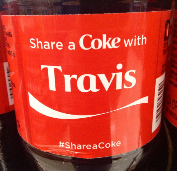 Eine Coca-Cola-Flasche mit der Aufschrift "Teile eine Coke mit TRAVIS"