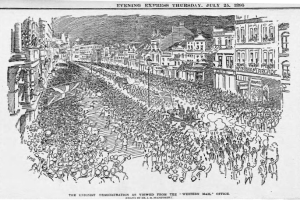 Schwarze und weiße Zeichnung einer Menge, die zwischen Gebäuden die Straße entlang geht, mit Text oben und unten, der "Die Unionistendemonstration aus der Sicht der Western Mail Office" lautet.