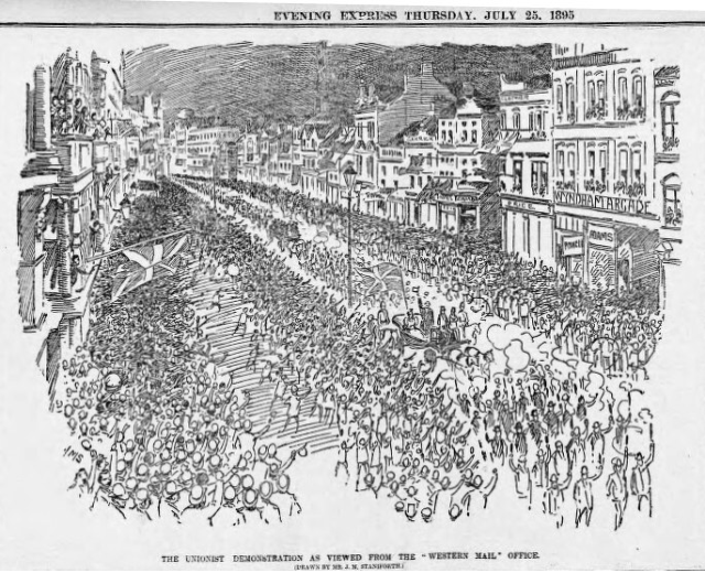Schwarze und weiße Zeichnung einer Menge, die zwischen Gebäuden die Straße entlang geht, mit Text oben und unten, der "Die Unionistendemonstration aus der Sicht der Western Mail Office" lautet.