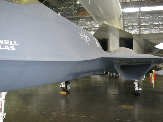 Ein großes Passagierflugzeug wird auf einer Start- und Landebahn gesehen, bereit zum Start.