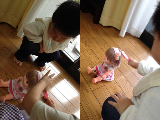 Ein Collage-Bild mit einem Kind, das eine Puppe hält, einem Kind auf dem Boden sitzend, einem Vorhang und einem Fenster.