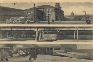 Eine alte Postkarte, die einen Bahnhof in Hamburg, Deutschland, mit einem Fensterbau, Menschen auf dem Boden, einem Zug auf den Schienen, Pfählen, einem Straßenpfahl, Bäumen und einem bewölktem Himmel zeigt.