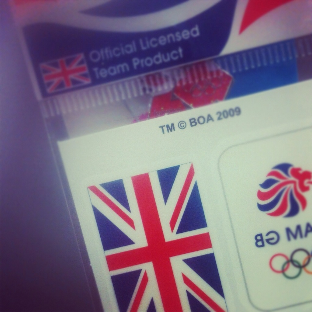 Ein Nahaufnahme-Bild einer Identitätskarte mit der amerikanischen Flagge und dem Text "Critical Licence" auf der Vorderseite.