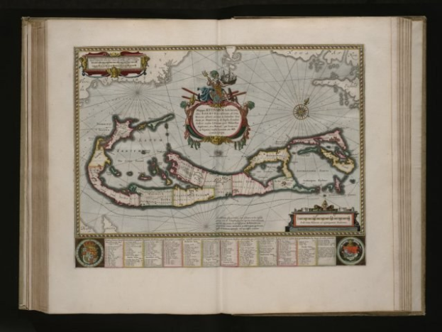 Offenes Buch mit einer Karte der Britischen Jungferninseln in der Mitte, umgeben von Text und Bildern auf einem dunklen Hintergrund.