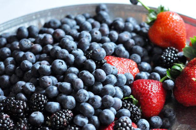 Ein Nahaufnahme von Brombeeren, Blaubeeren und Erdbeeren.