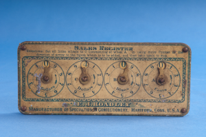 Veraltetes Verkaufsregister mit Text und Zahlen auf blauem Hintergrund, das wahrscheinlich das Datum und die Uhrzeit anzeigt.