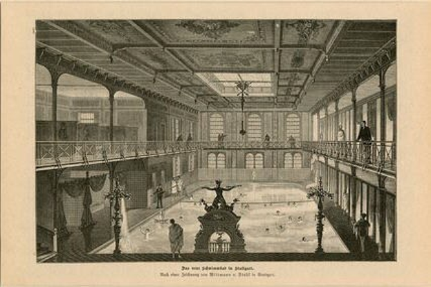 Gravur des Eislaufsaals im Schloss Versailles, mit einem zentralen Brunnen, Menschen, Säulen, Fenstern und einer Decke.