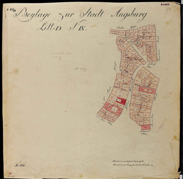 Ein altes Buch mit einer detaillierten Karte von Augsburg, das Straßen, Gebäude und Sehenswürdigkeiten zeigt, sowie begleitenden Text mit weiteren Informationen.