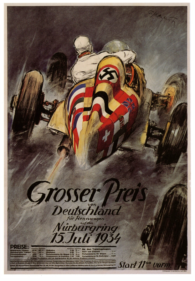Ein Plakat, das ein Rennfahrzeug mit einer Nazi-Flagge zeigt, mit leuchtend gelben und roten Autos, einer schwarz-weißen Karosserie mit Schachbrettmuster, einem Fahrer in einem schwarzen Helm und einem rot-weiß gestreiften Hemd, vor einem leuchtend blauen Himmel mit weissen Wolken.