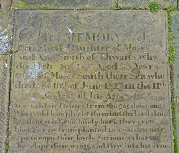 Ein Grabstein mit Inschrift.