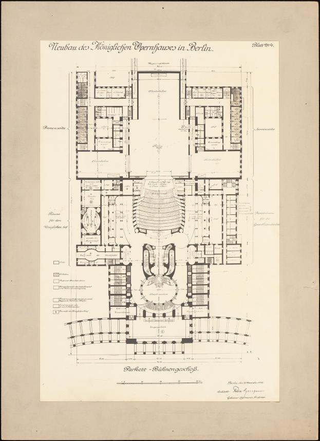 Schwarzes und weißes architektonisches Grundrissbild eines mehrräumigen Gebäudes, einschließlich des Hauptsaals der Berliner Oper, mit handgeschriebenen Anmerkungen.
