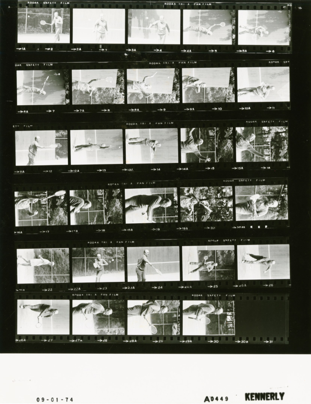 Schwarzes und weißes Foto eines konzentrierten Tennisspielers in einem weißen Hemd und Shorts, der einen Schläger hält, mit einem Filmstreifen-Hintergrund.